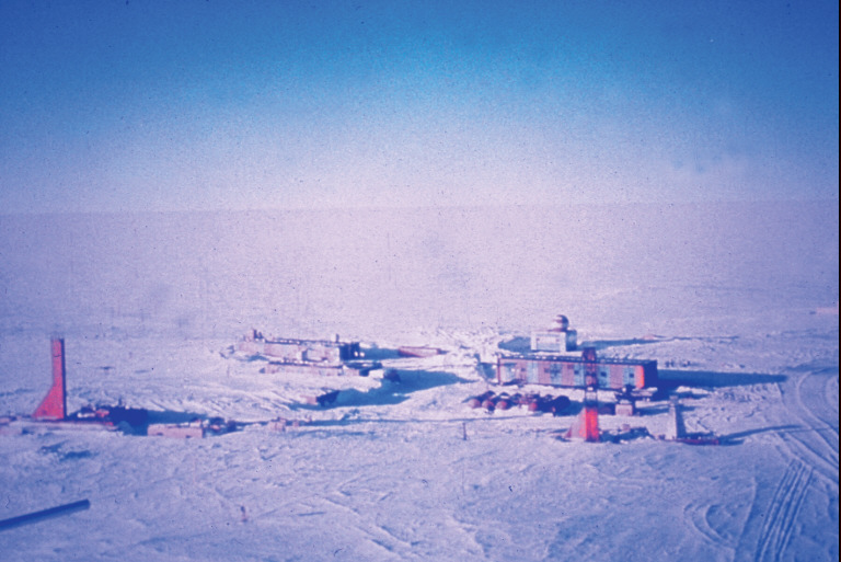 Station russe de Vostok en Antarctique de l'Est. L'épaisseur de la glace est de l'ordre de 3 700 m et la hauteur d'eau du lac sous la station est estimée à plus de 500 m. Il s'agit d'un lac sous-glaciaire d'une étendue qui dépasse les 250 x 50 km2. (Réf. CNRS INFO N°399 Jan-Fév 2002)