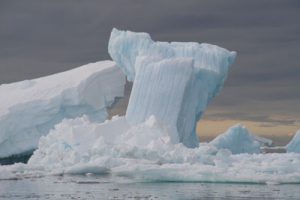 Iceberg et glace pendant la débâcle, Terre Adélie, station Dumont d'Urville, Antarctique.