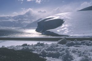 Plateforme de glace flottante en péninsule antarctique, à hauteur de l'île Adélaïde, où est étudié l'impact des épisodes de réchauffement actuels et passés.