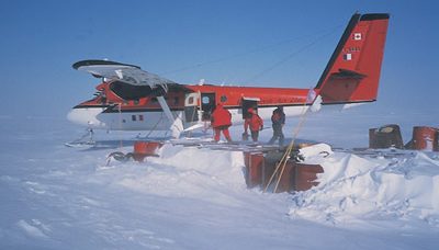 Mid Point Charlie, Antarctique : ravitaillement du Twin Otter servant au transport des personnels en Antarctique
