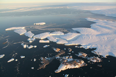 Station française Dumont d'Urville vue du ciel et glacier de l'Astrolabe, Terre Adélie, Antarctique