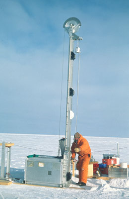 Station de Dôme Concordia (Antarctique) : prélèvement de carottes de glace par forage en été.