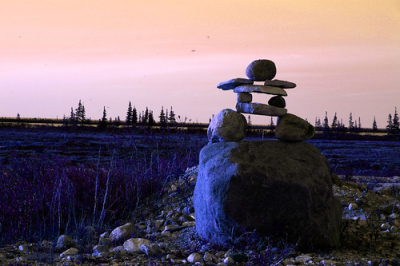 Un inukshuk, une construction faite avec des pierres qui prend souvent la forme d'un humain, dont la signification semble être à la fois pratique (pour la chasse et la navigation notamment) et spirituelle.