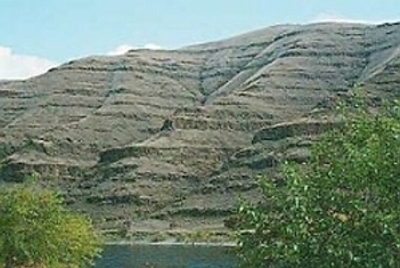 Trapps de Sibérie : succession de coulées de lave en position subhorizontale pouvant atteindre des épaisseurs de plusieurs milliers de mètres