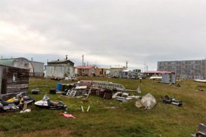 Garage dans la ville de Barrow, Alaska, où 60% des 5000 habitants sont d'origine inuite