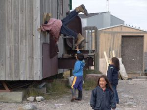 Enfants du village inuit de Puvirnituq, Nunavik, Québec Canada