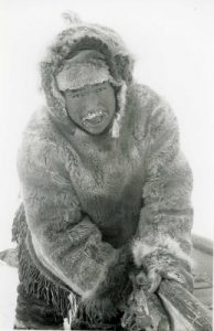 Inuit tirant un traineau