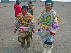 Femmes inuites en costume traditionnel, Nunavut, Canada