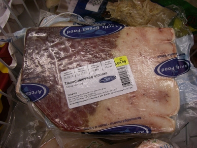 Alimentation traditionnelle au Groenland : viande de baleine dans un supermarché