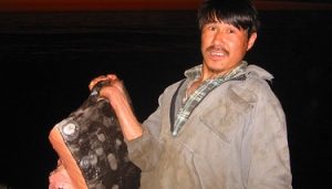 Partage de la viande de baleine, Chukotka, Sibérie