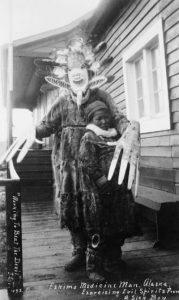 Chamane inuit chassant les mauvais esprits d'un enfant malade. Nushagak, Alaska, 1890s.