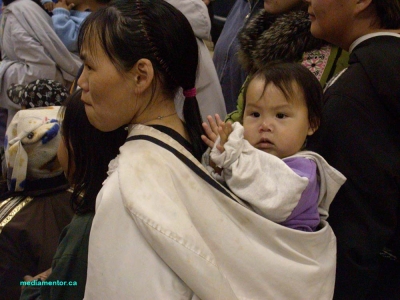 Femme inuit et son bébé en habits traditionnels, Nunavut, Canada