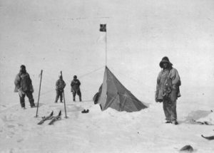 Robert F. Scott et ses quatre coéquipiers atteignent le pôle Sud en janvier 1912