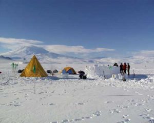 Camp d'entrainement à la survie en milieu polaire - Ile de Ross au pied du Mont Erebus - Antarctique