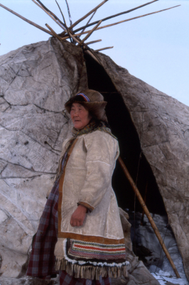 Femme tchouktche en manteau de fourrure de renne devant sa yaranga (un abri de bois recouvert de peaux de rennes) - Région de Basse Kolyma, Yakoutie