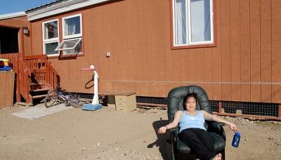 Femme inuite prenant un bain de soleil à Iqaluit