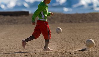 Jeune groenlandaise jouant au ballon