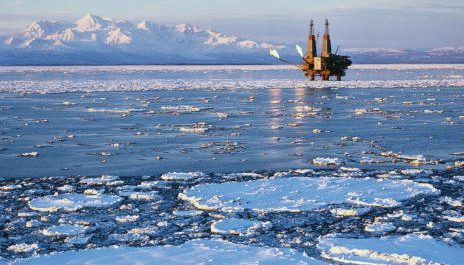 Plate-forme pétrolière prise dans les glaces de Trading Bay, Alaska.
