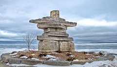 Monument inuit (Inukshuk) à la mémoire de la victime d'un accident de bateau
