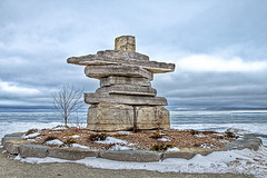 Monument inuit (Inukshuk) à la mémoire de la victime d'un accident de bateau