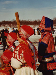 Famille samie en costume traditionnel