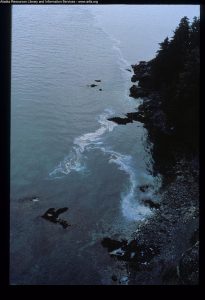 Septembre 1989, île Knight, baie du Prince William : traces de pétrole suintant d'une plage