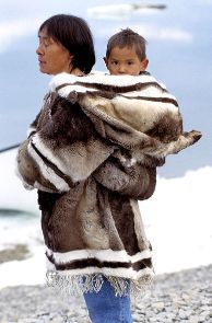 Inuite en vêtement traditionnel (amautiq, "parka" de femme, peau de caribou)