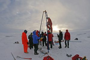 29 août 2006 : Déploiement d'équipements scientifiques pour étudier la banquise arctique dans le cadre du programme de recherche européen DAMOCLES