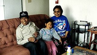 Famille inuite à son domicile, province du Nunavut, Canada