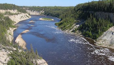 Fleuve Mackenzie - Territoires du Nord-Ouest au Canada