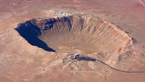 Meteor Crater situé dans l'Arizona est l'un des cratères d'impact les mieux conservés de la Terre car il est très récent