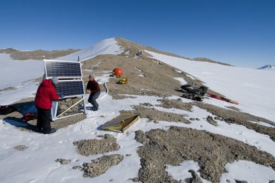 Installation d'une station sismique en milieu polaire (ici en Antarctique)