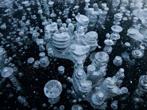 Bulles de méthane piégées en hiver dans la glace de surface d'un lac thermokarstique du Nord de la Sibérie