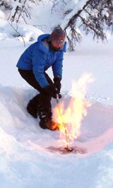 Embrasement de méthane s'échappant à la surface d'un lac de thermokarst sibérien