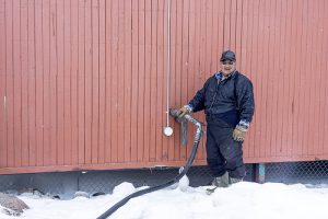 Remplissage du réservoir d'eau de l'école primaire d'un village du Nunavut