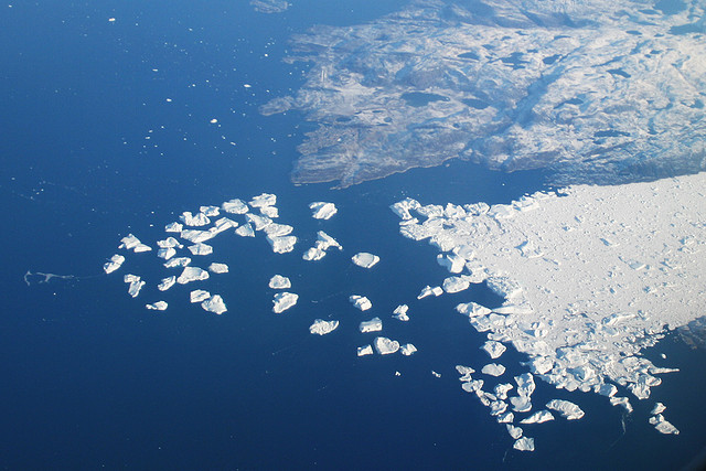 Vêlage d'icebergs depuis le fjord glacé d'Ilulissat - Groenland ouest