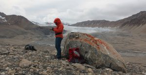 Prélèvements en vue de datations (âges d'exposition déterminés à l'aide d'isotopes cosmogéniques) au niveau de la moraine terminale du glacier de Scott