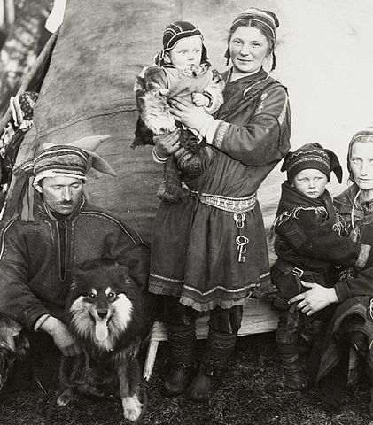 Famille same de Finlande en costumes traditionnels (1936)