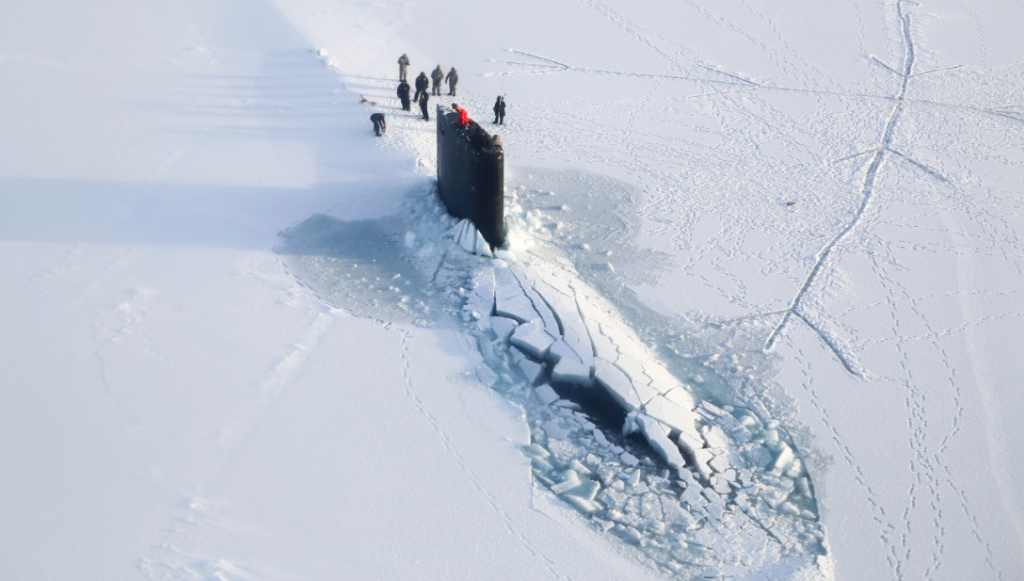 Sous-marin américain faisant surface au nord de l'Alaska