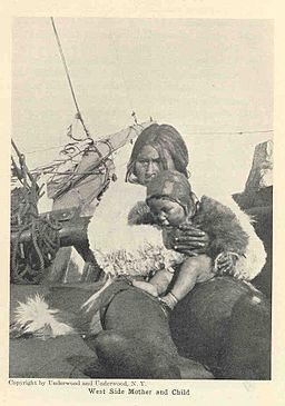 Femme inuite et son enfant