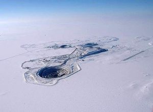 Diavik : mine de diamant à ciel ouvert proche du cercle polaire boréal