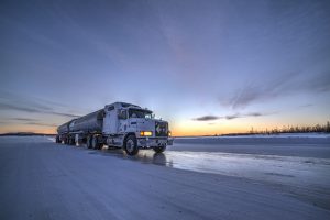 Transport routier sur une route de glace