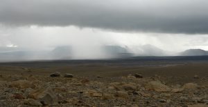 Averses de pluie estivales sur le centre désertique de l'Islande