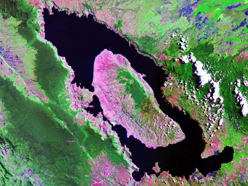 Le lac Toba sur l'île de Sumatra, soulignant les contours de la caldeira éponyme qui, bien que plus allongée, présente une superficie (100~km x 30~km) très comparable à celle de la caldeira de Gakkel (80~km x 40~km)