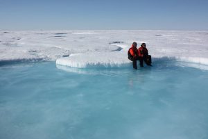 Repos sur la banquise arctique pour les membres de la mission ICESCAPE - Juillet 2011