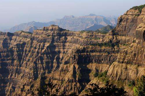 Trapps du plateau du Deccan (Inde) : Succession de coulées basaltiques dans la région de Mahabaleshwar