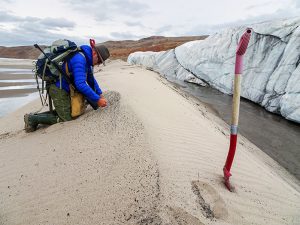 Echantillonnage de sédiments au front du glacier