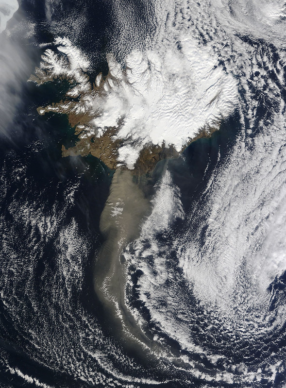Panache de cendres dû à l'éruption du volcan Eyjafjallajökull, enregistré par le satellite Terra le le 19 avril 2010