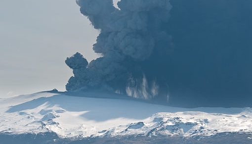 Nuage de cendres généré par l'éruption volcanique de l'Eyjafjallajökull (17 avril 2010)