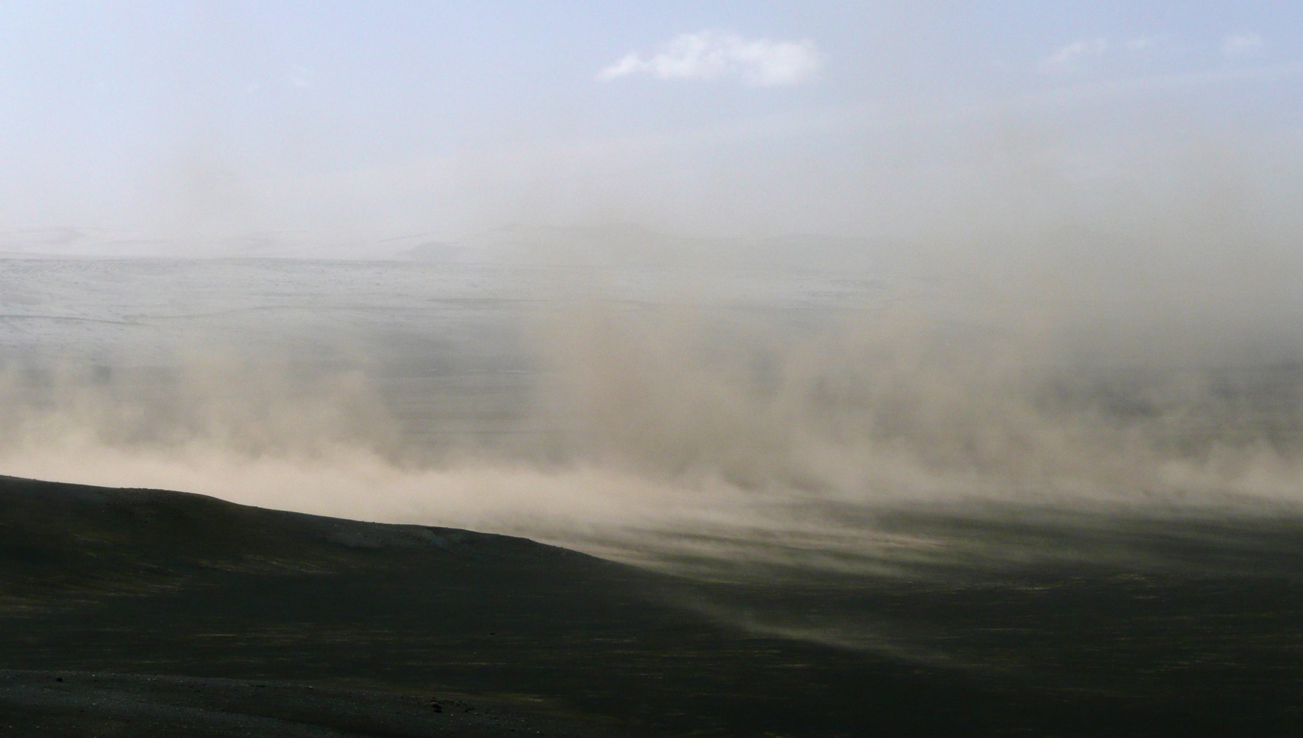 Rideau de sable en suspension au-dessus du désert basaltique islandais